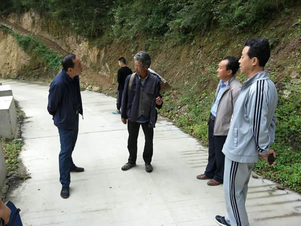 隴運(yùn)集團(tuán)公司黨委書記、董事長(zhǎng)李寅祥同志深入琵琶鎮(zhèn)寧強(qiáng)村開(kāi)展幫扶工作