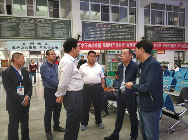 市交通運輸局黨組副書記、市運管局局長何濤一行到隴運集團公司檢查國慶節(jié)前安全生產(chǎn)工作