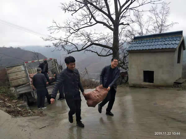 隴運(yùn)集團(tuán)公司開展“解難題、辦實(shí)事、送溫暖”主題黨日活動(dòng)