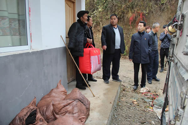 隴運(yùn)集團(tuán)公司開展“解難題、辦實(shí)事、送溫暖”主題黨日活動(dòng)